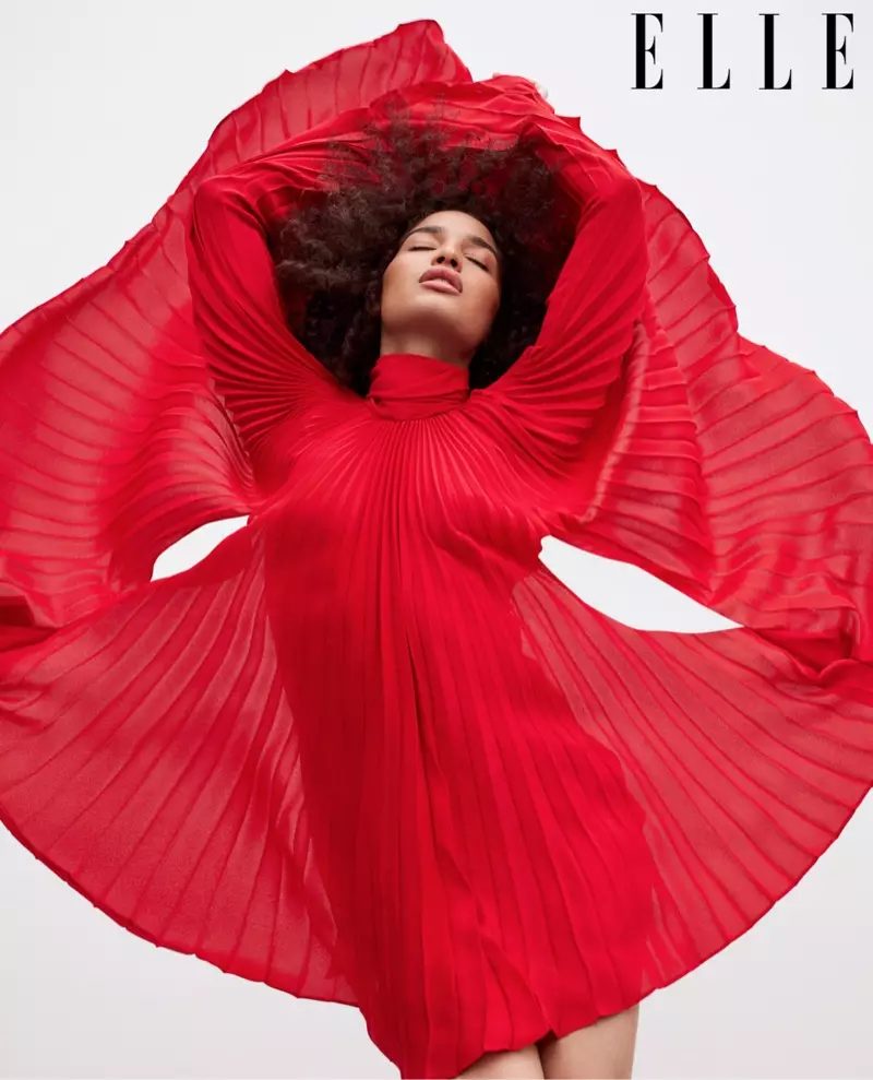 En una pose, Indya Moore luce un vestido rojo de Valentino