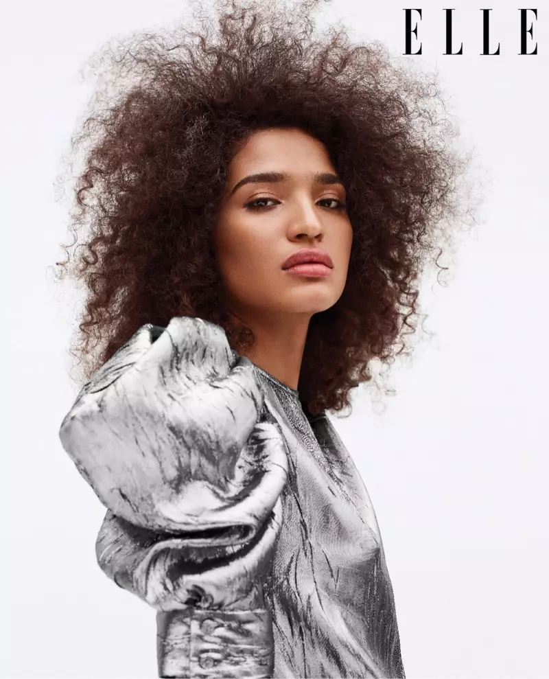 L'actrice Indya Moore pose dans une blouse Michael Kors Collection