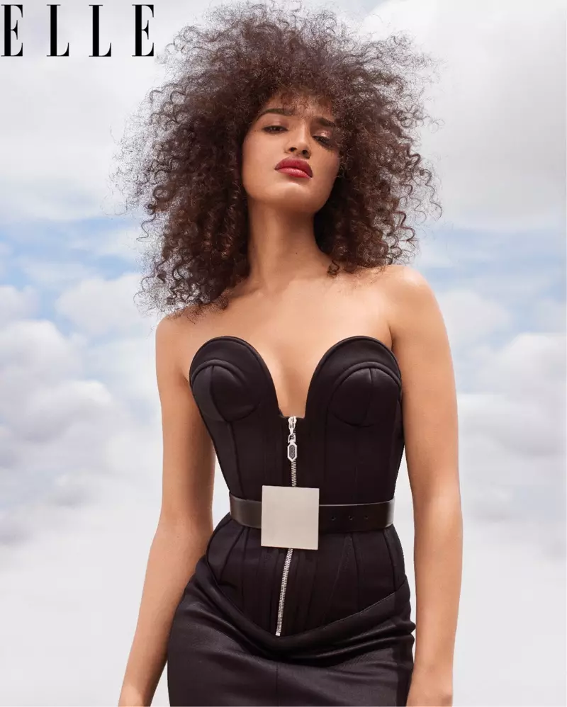 Indya Moore bi cil û bergên reş cil û berg û qayîşa Louis Vuitton li xwe dike