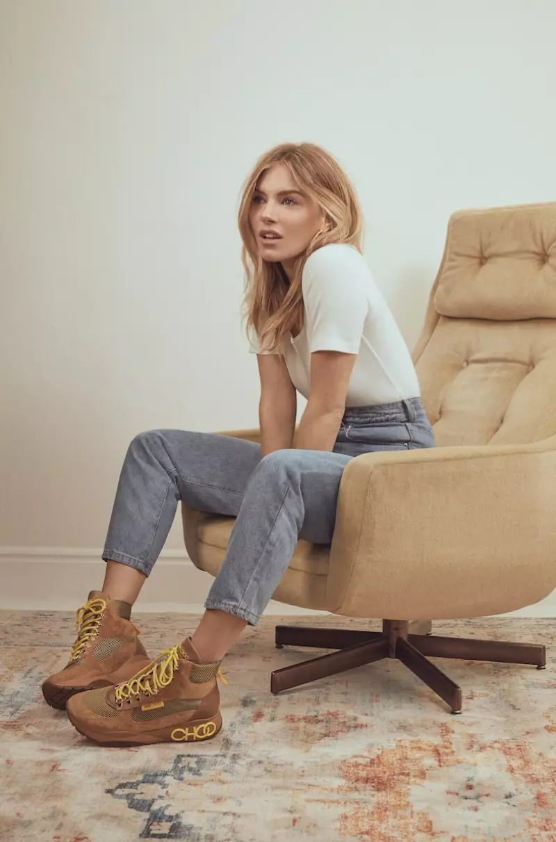 Η Sienna Miller επιδεικνύει τις μπότες πεζοπορίας Jimmy Choo Inca