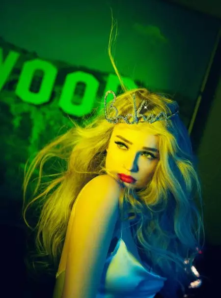 Kim Petras သည် Galore မဂ္ဂဇင်းအတွက် Glam Factor ကိုဖန်တီးခဲ့သည်။