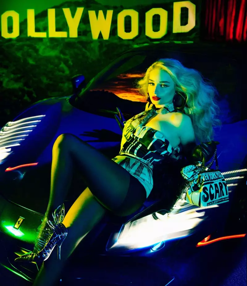 Kim Petras sit op 'n motor en dra Jeremy Scott-voorkoms met Midnight Zero-pompe