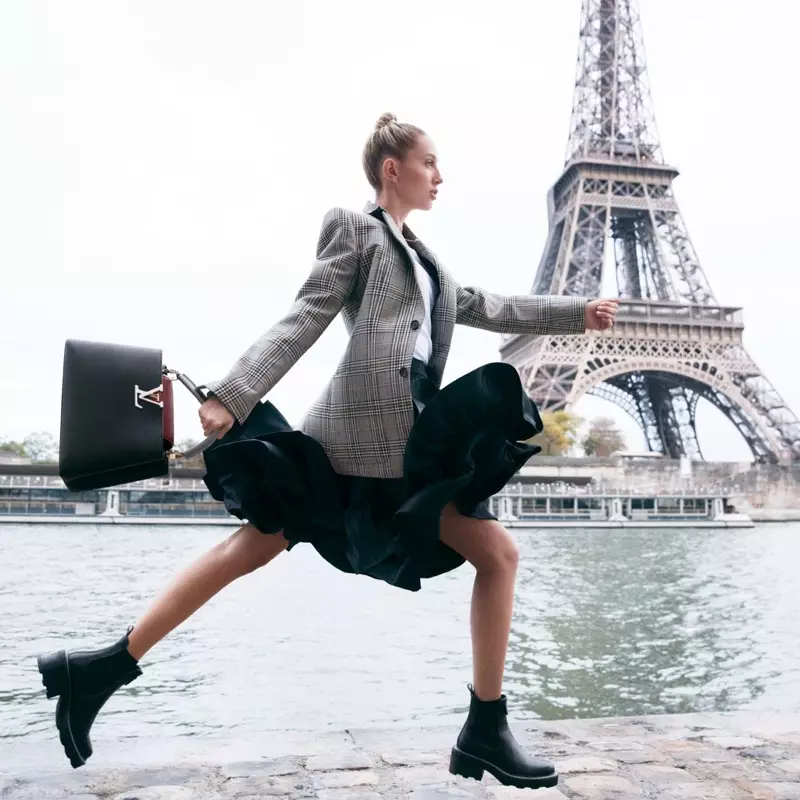 Posando perto da Torre Eiffel, a princesa Olympia Grécia é a capa da campanha de bolsas Louis Vuitton Capucines.