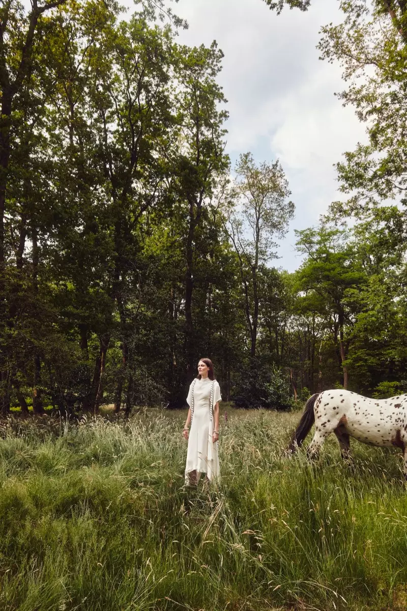 Juliet Ingleby modelira romantične haljine za InStyle Njemačka