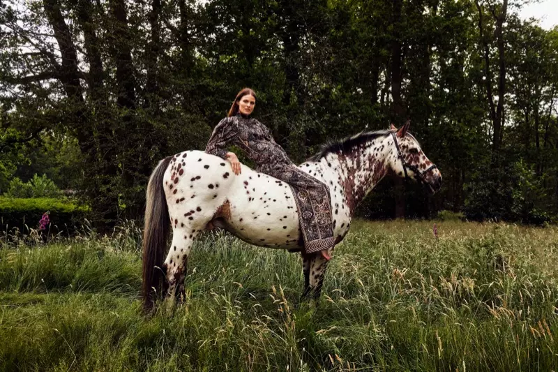 Juliet Ingleby modeliuoja romantiškas sukneles „InStyle Germany“.