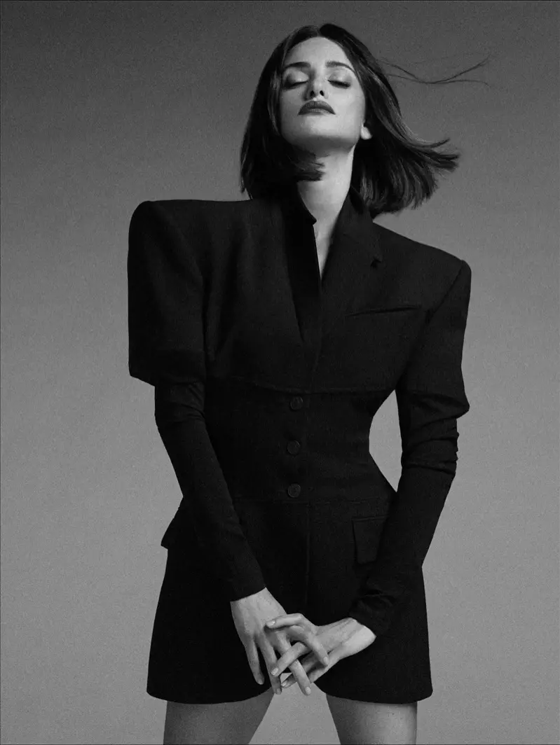 Aktris Penelope Cruz mengenakan blazer Mugler.