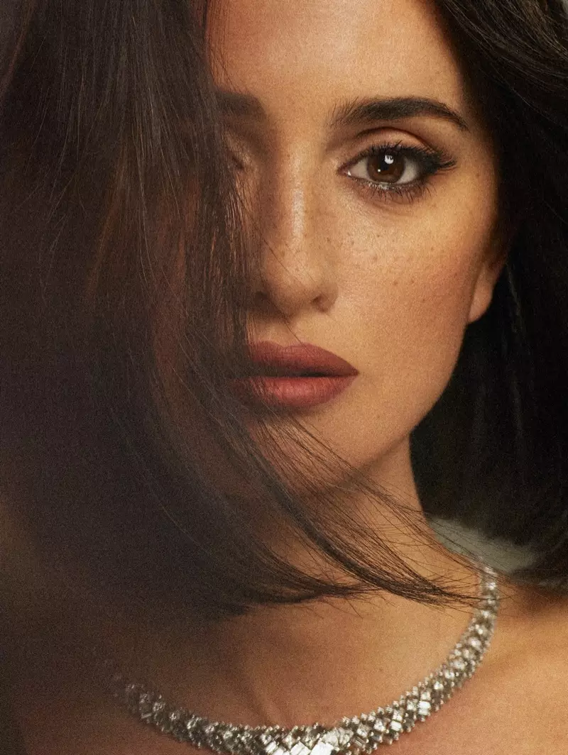 Pelakon Penelope Cruz bergambar dalam kalung Cartier.