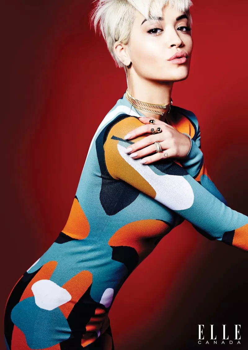 Rita posa cun catsuit estampado caprichoso de Dior