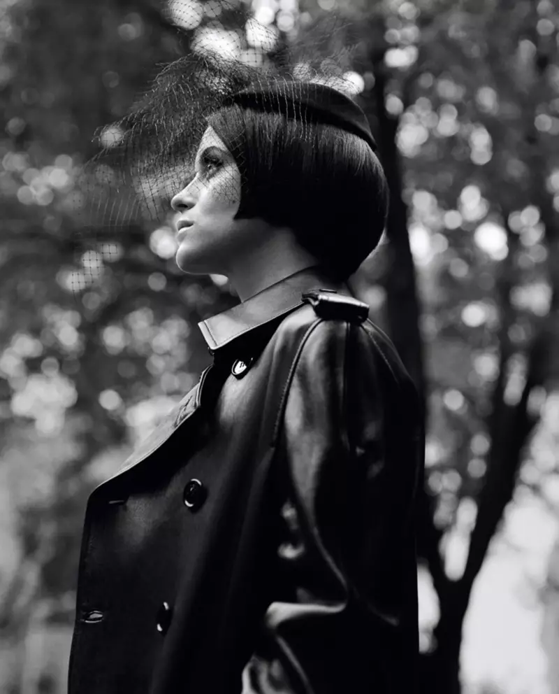 Herečka Claire Foy má na sebe kabát Celine by Hedi Slimane