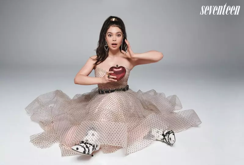 Auli’i Cravalho poseerib punase õunaga, mis on ideaalne aksessuaar