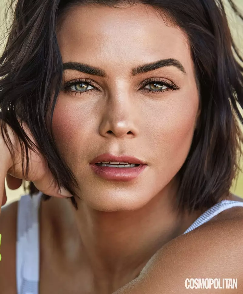 珍娜·德万（Jenna Dewan）准备好她的特写镜头，穿着短波波头发型