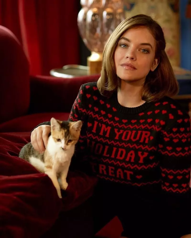 Barbara Palvin pose avec un chat pour la campagne de pulls Philosophy di Lorenzo Serafini Holiday Treats