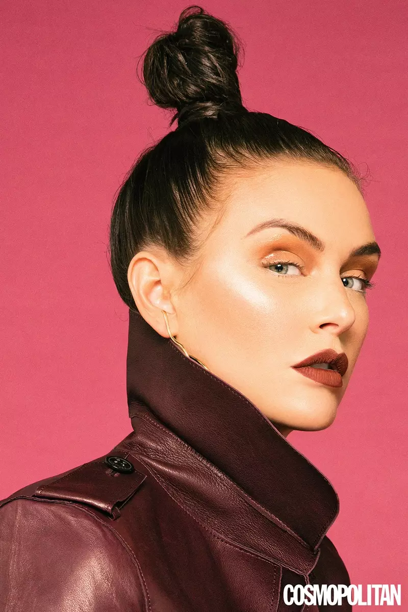 Réidh le haghaidh a closeup, Lala Kent wears stíl gruaige barr snaidhm