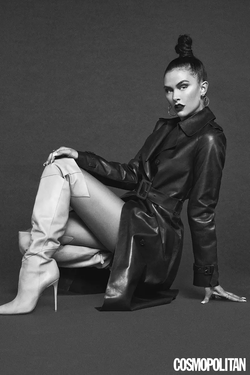 Lala Kent trägt einen Trenchcoat von Closed und Aquazzura-Stiefel