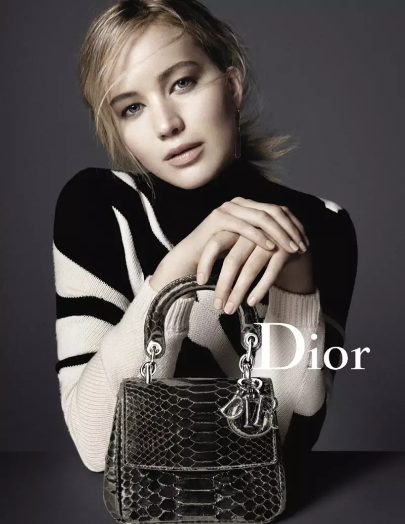 Джэніфер пазіруе з сумачкай Be Dior