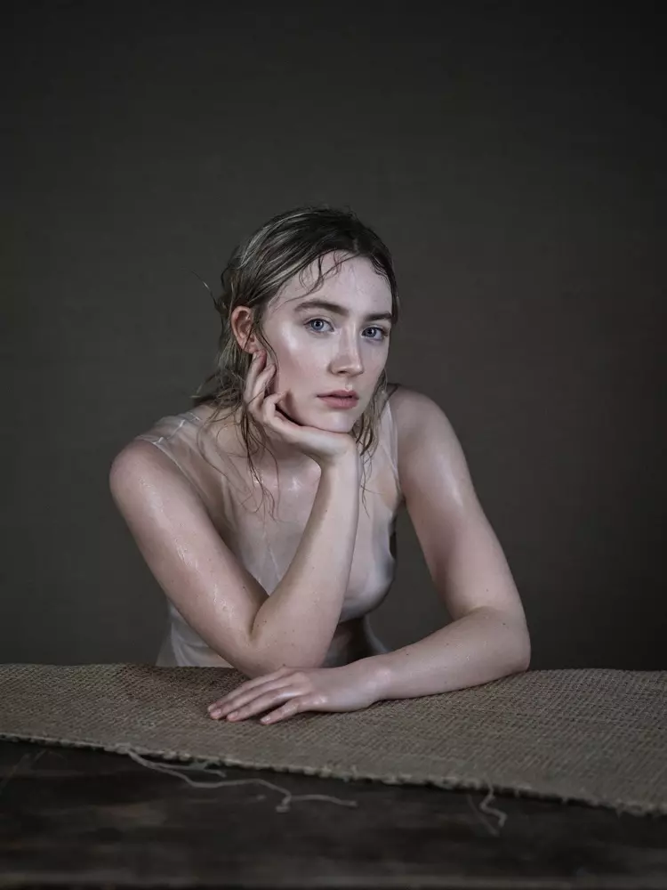 Saoirse Ronan သည် Dior ၀တ်စုံဖြင့် Interview အတွက် ဓါတ်ပုံရိုက်သည်။