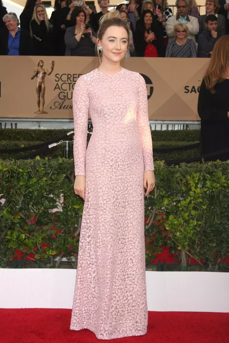 Saoirse Ronan osallistuu vuoden 2016 Screen Actors Guild Awards -gaalaan yllään vaaleanpunainen Michael Kors -mekko, jossa on paljetteja. Kuva: Helga Esteb / Shutterstock.com