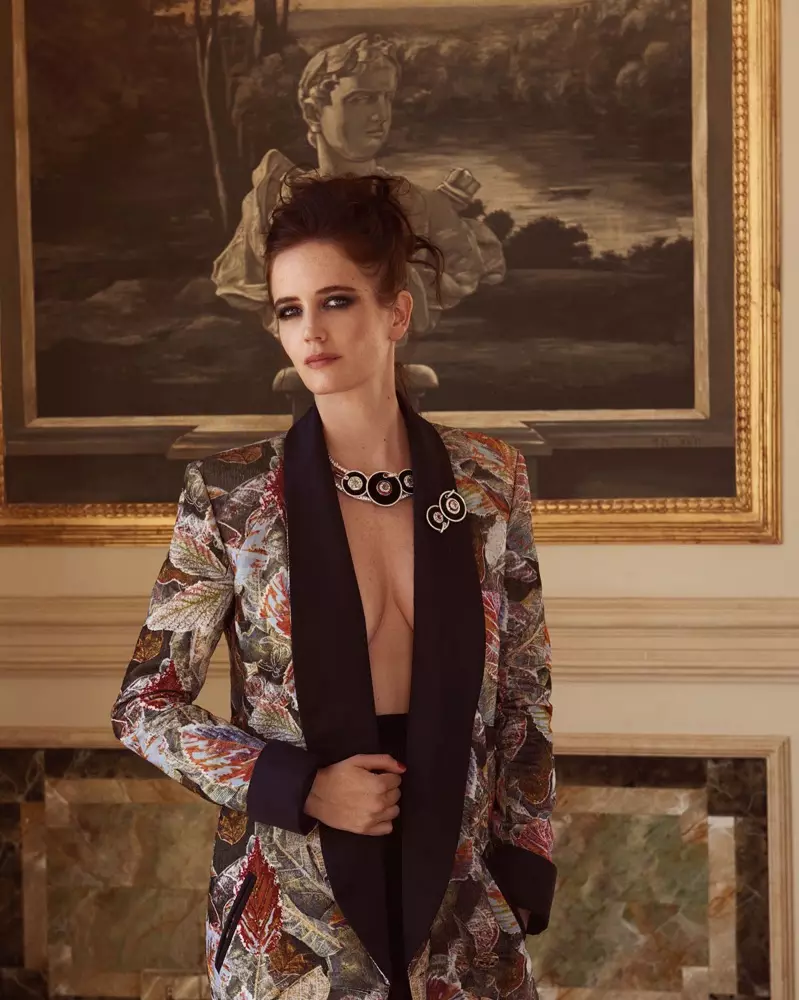 Umdlali we-actress u-Eva Green unxibe i-Chanel brocade jacket