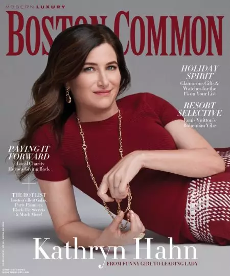 Yksityiselämän tähti Kathryn Hahn poseeraa modernissa ylellisyydessä