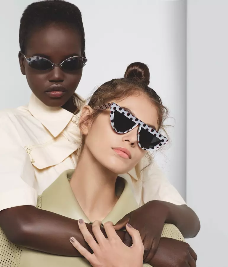 Mallit Kaia Gerber ja Adut Akech etu Fendi silmälasit kevään 2019 kampanja