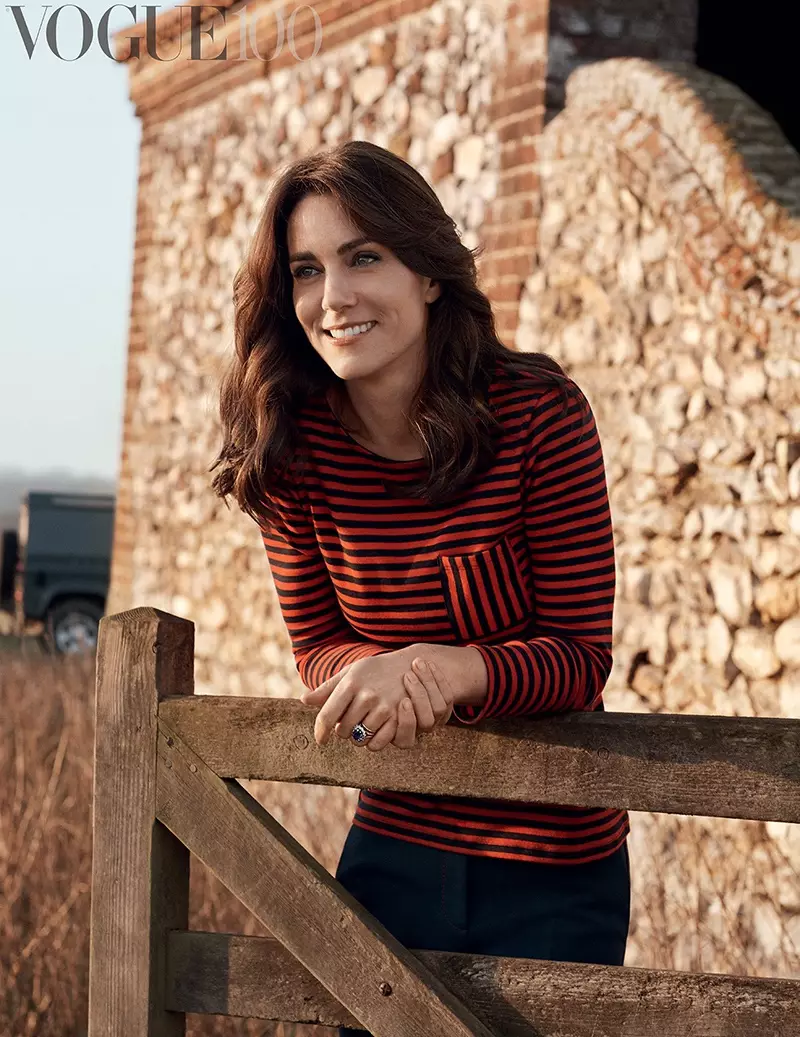 Kate Middleton ina seasamh ar a Chéad Chlúdach Irise le haghaidh Eagrán 100 Bliain Vogue UK