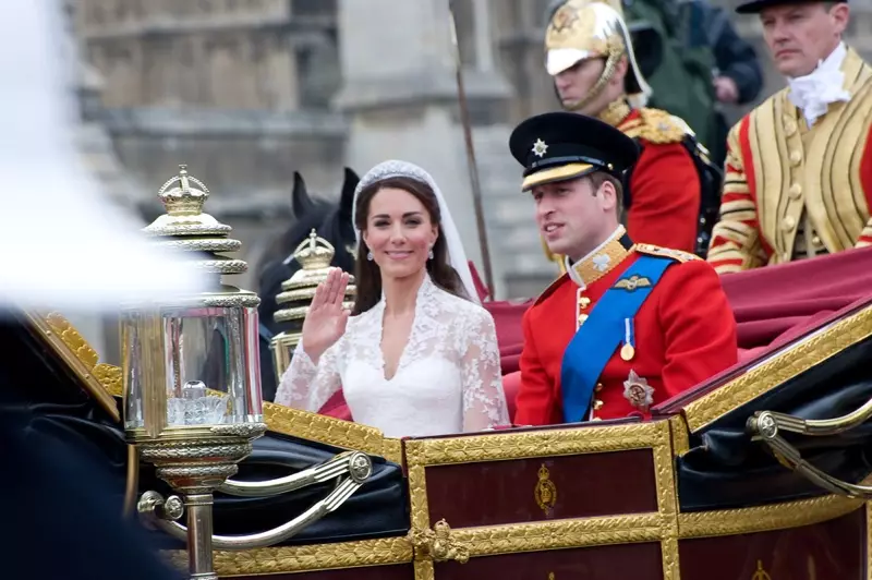 THÁNG 4/2011: Kate Middleton và Hoàng tử William trong ngày cưới của họ tại Tu viện Westminster. Ảnh: Featureflash / Shutterstock.com