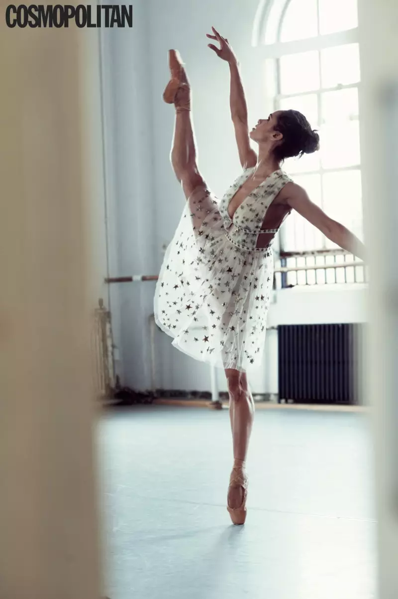 Misty Copeland havadar bir elbiseyle tekniğini sergiliyor