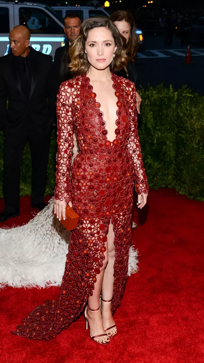 Rose war ein Hingucker bei der Met Gala 2015 in einem maßgeschneiderten Kleid der Calvin Klein Collection in Rot. Die aufwendigen Verzierungen fielen bei der Veranstaltung auf. Foto: Elektrolyse / Shutterstock.com