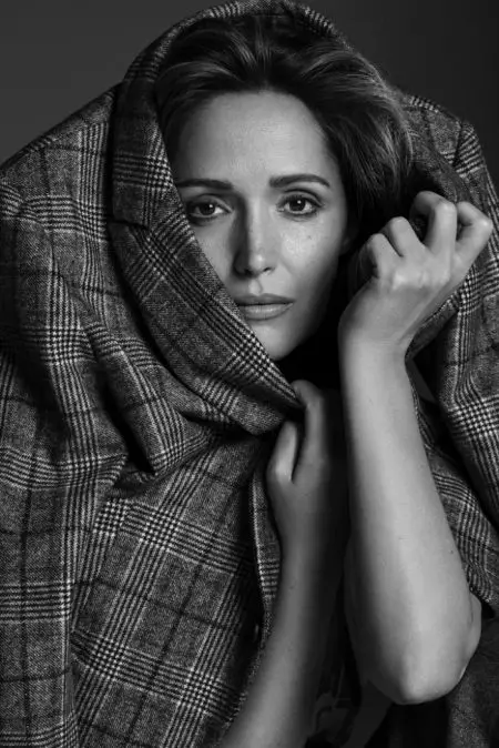 Rose Byrne Layers Up sa Autumn Fashions para sa Story + Rain