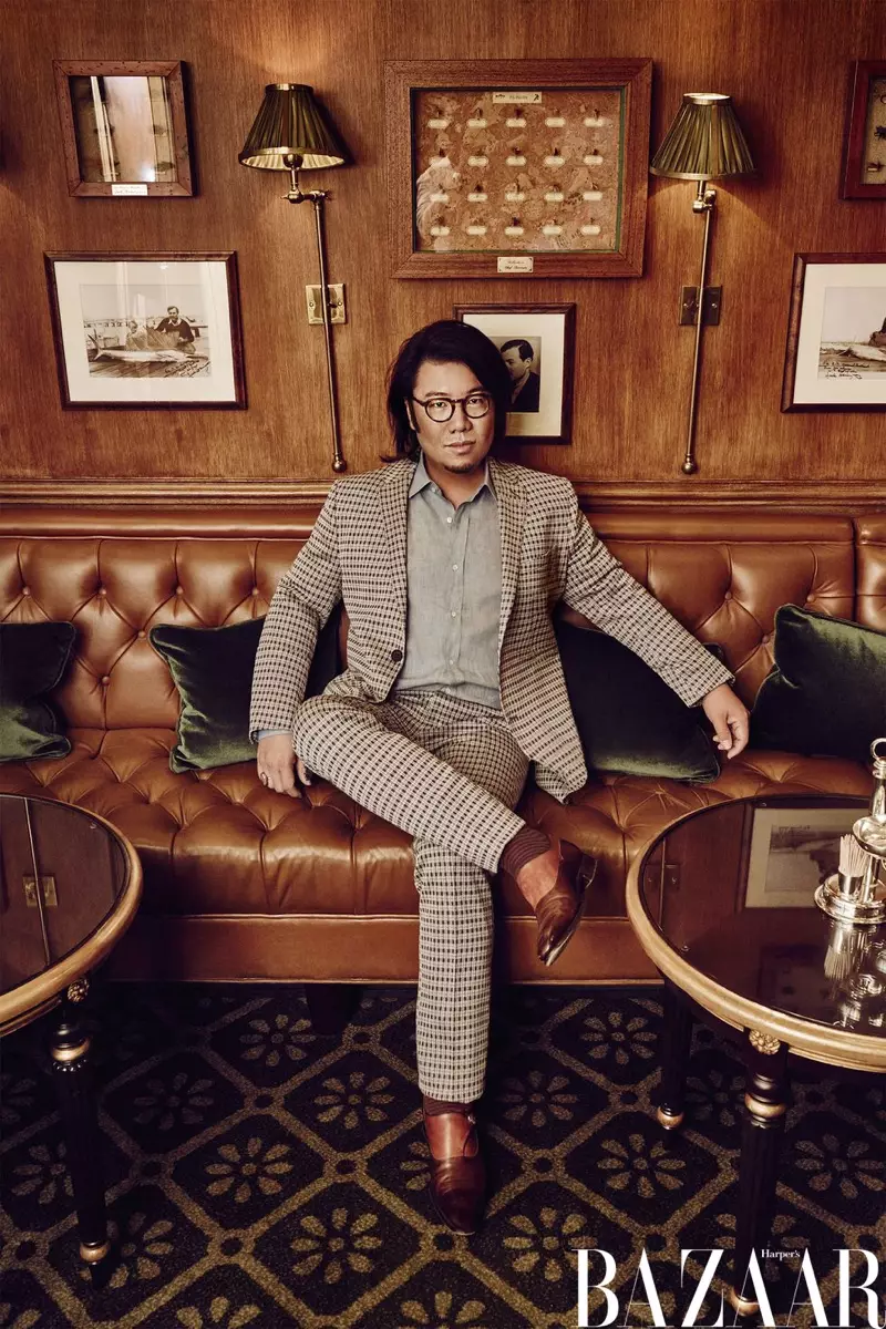 O autor de Crazy Rich Asians, Kevin Kwan, leva unha chaqueta e pantalóns de Fendi