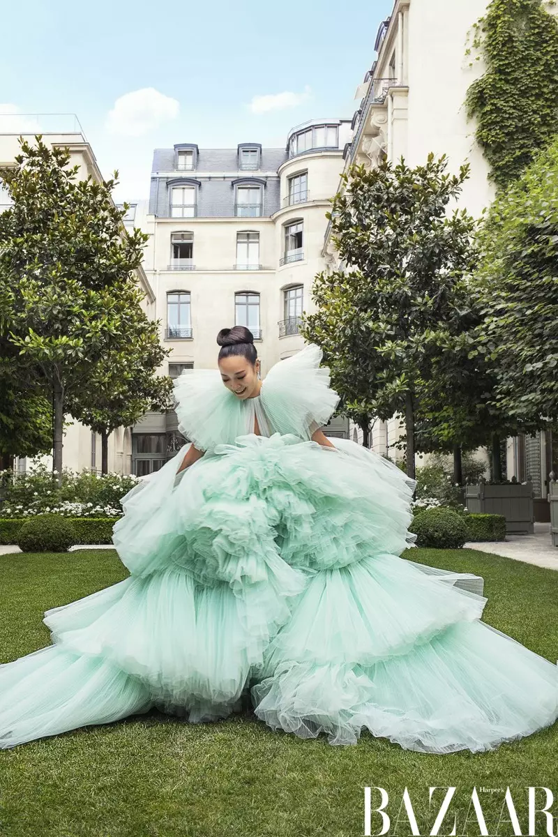 Feiping Chang Giambattista Valli Haute Couture ගවුම සහ Messika Paris කරාබු පැළඳ සිටී