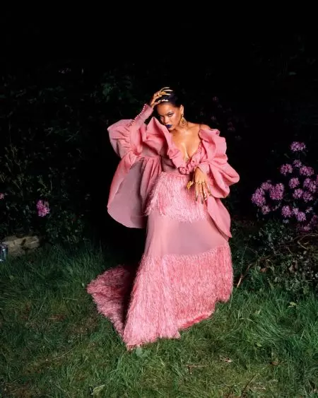 Rihanna ji bo Kovara Garajê Dîmenên Glamorous Li xwe dike