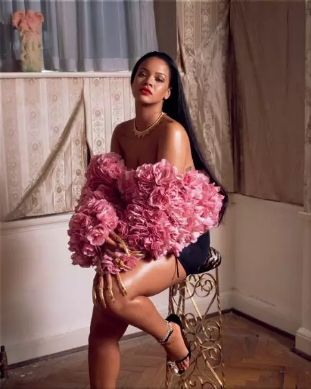 Rihanna Garage Magazine üçün cazibədar görünüşlər geyinir