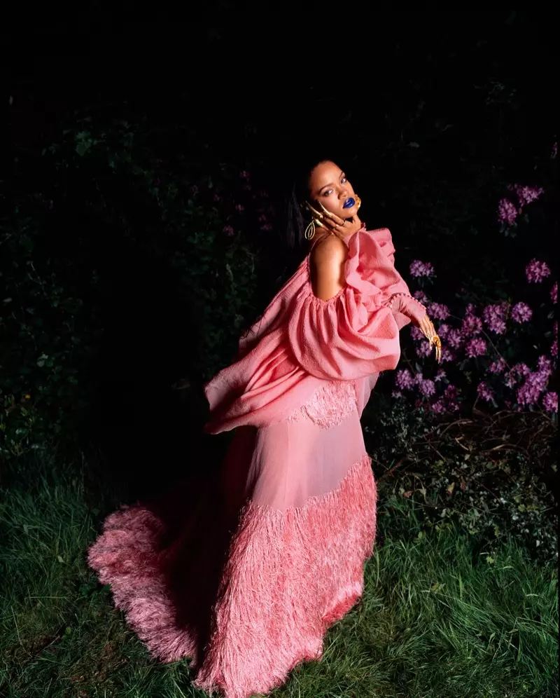 Rihannak Alexander McQueen soinean jartzen du Tiffany & Co. eraztunekin