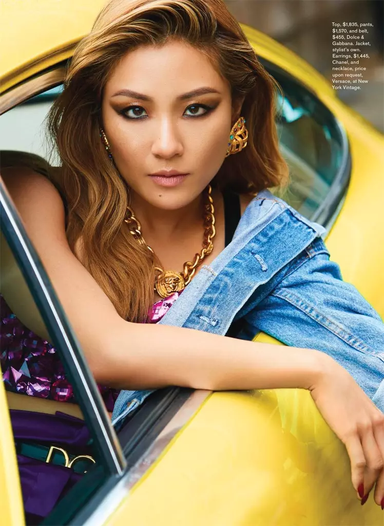 Constance Wu, bir kot ceket ile Dolce & Gabbana üst, pantolon ve kemer içinde poz veriyor