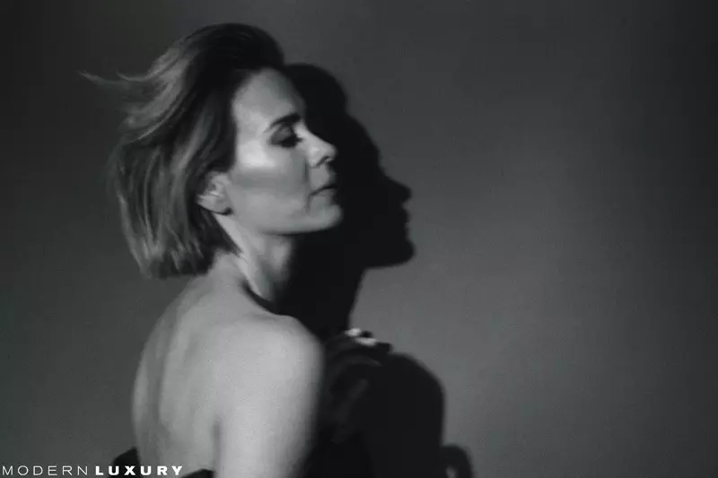 Fotografata in bianco e nero, Sarah Paulson indossa l'abito Versace