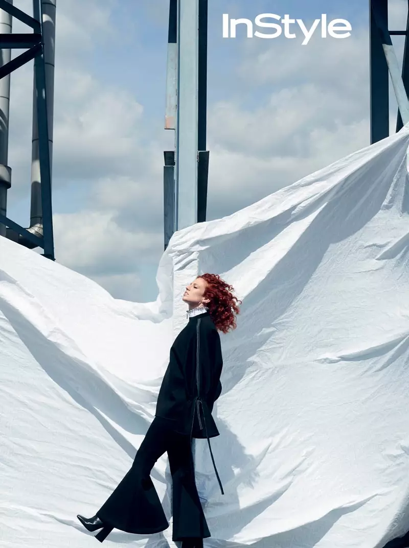 Jess Glynne usa pantalóns acampanados para InStyle UK