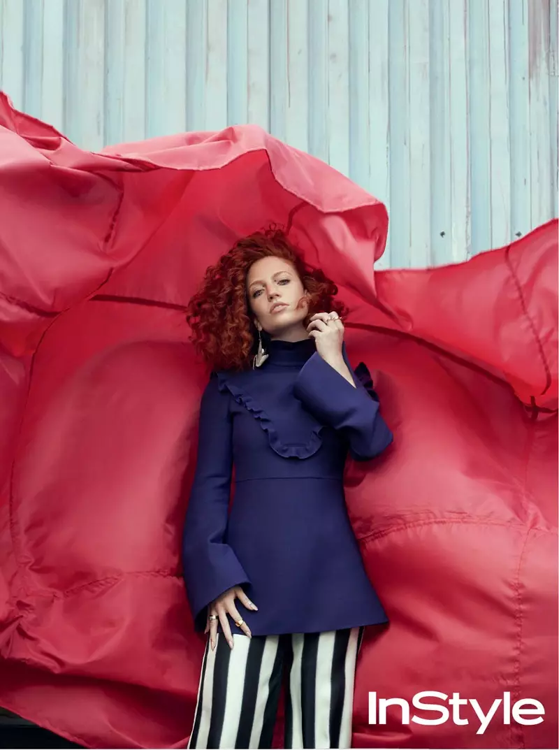 Cântăreața Jess Glynne poartă un top cu volane și pantaloni cu dungi