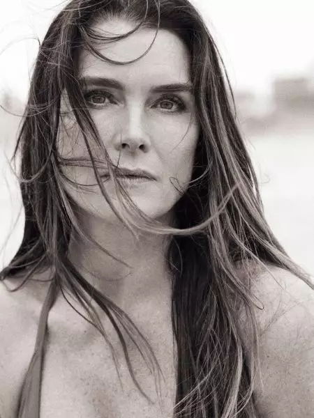 Brooke Shields waxay xidhataa dadaal la'aan qurux badan waxay raadisaa wax ka beddelka PORTER