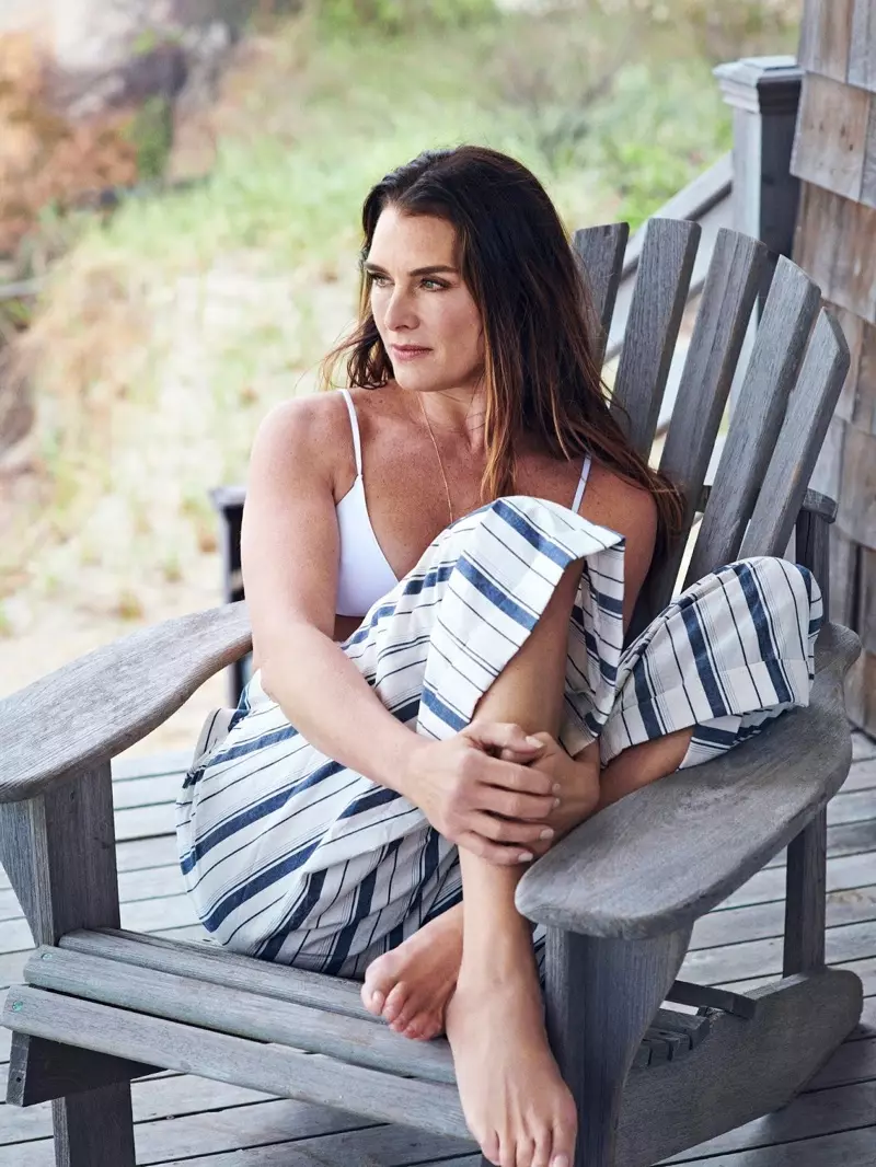 Aktorino Brooke Shields portas Eres-bikinsupron, Rejina Pyo-pantalonon kaj Leigh Miller-kolĉenon