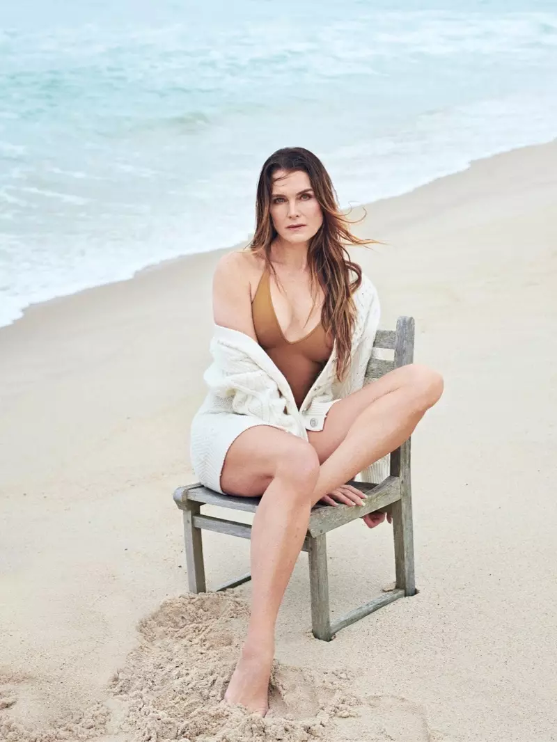 Bergambar di pantai, Brooke Shields model 3.1 Phillip Lim cardigan dan baju renang Eres