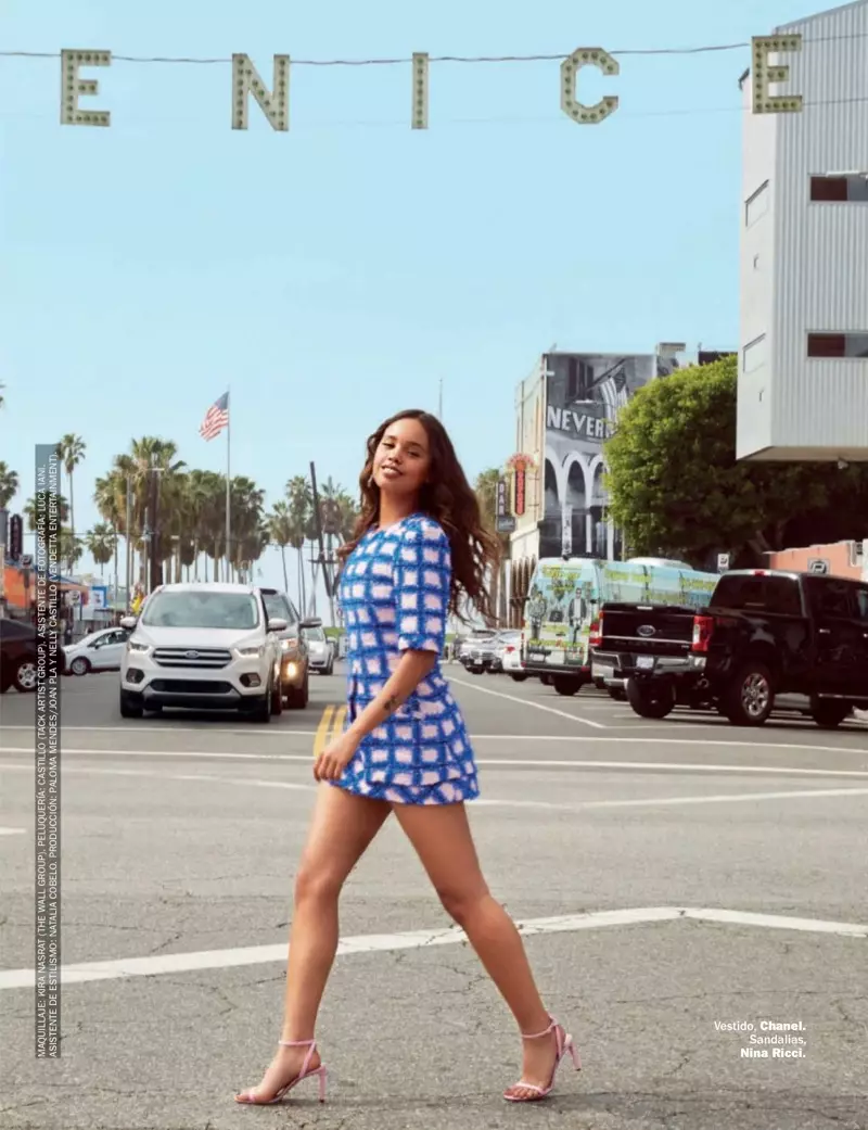 Posando en Venice Beach, California, Alisha Boe viste un vestido Chanel e sandalias Nina Ricci