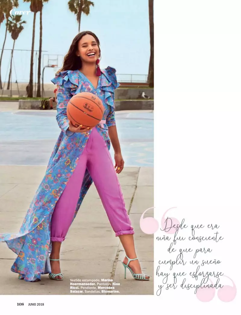 Alisha Boe kosárlabdát tartva Marina Hoermanseder ruhában, Nina Ricci nadrágban és Blumarine sarkú cipőben pózol