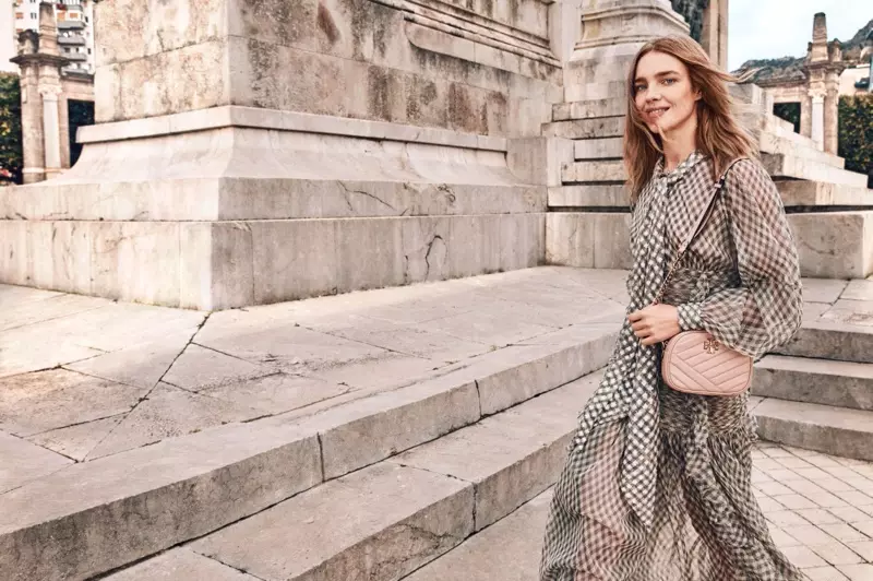 U-Natalia Vodianova wonke uyamamatheka emkhankasweni we-Tory Burch entwasahlobo-ehlobo 2020.