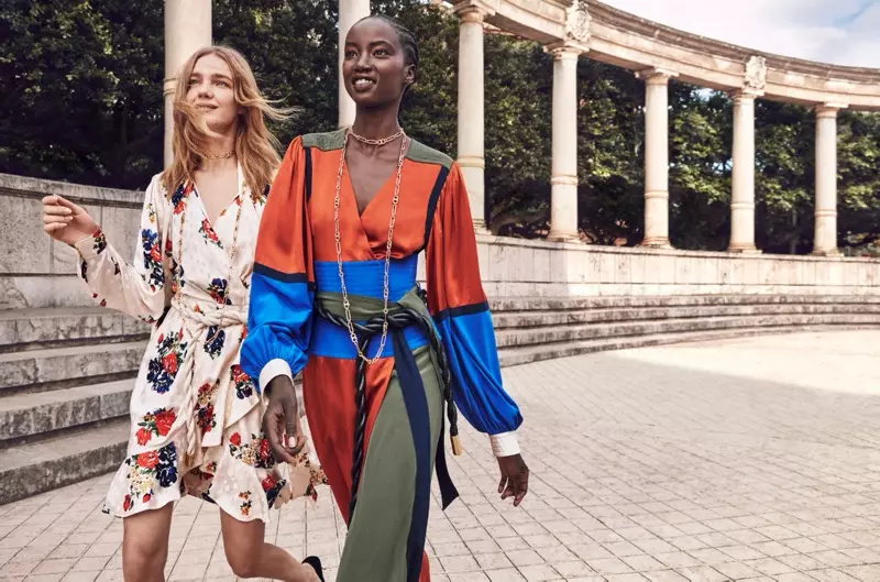 Uma imagem da campanha publicitária de primavera de 2020 de Tory Burch.