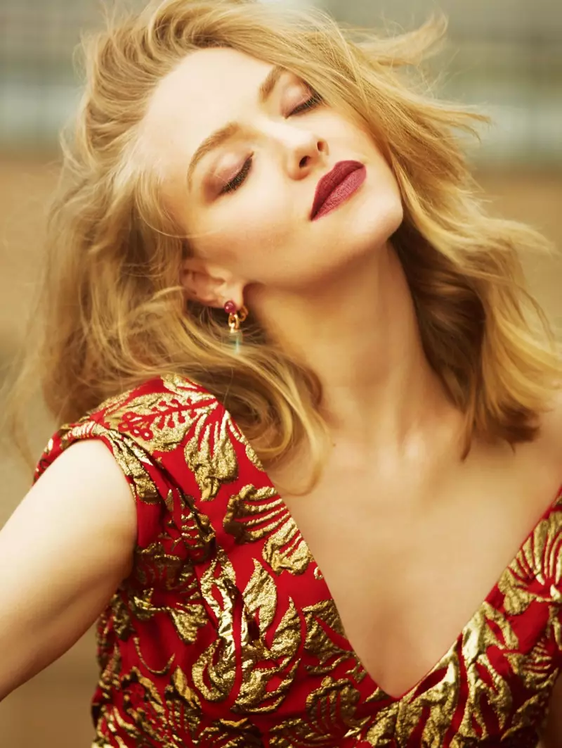 Amanda Seyfried ngajempolan ku rambutna dina ombak pabalatak bari maké lipstik beureum.