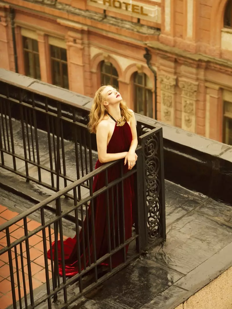 Si Amanda Seyfried nahingangha sa burgundy nga kolor nga velvet nga Ralph Lauren Collection nga gown