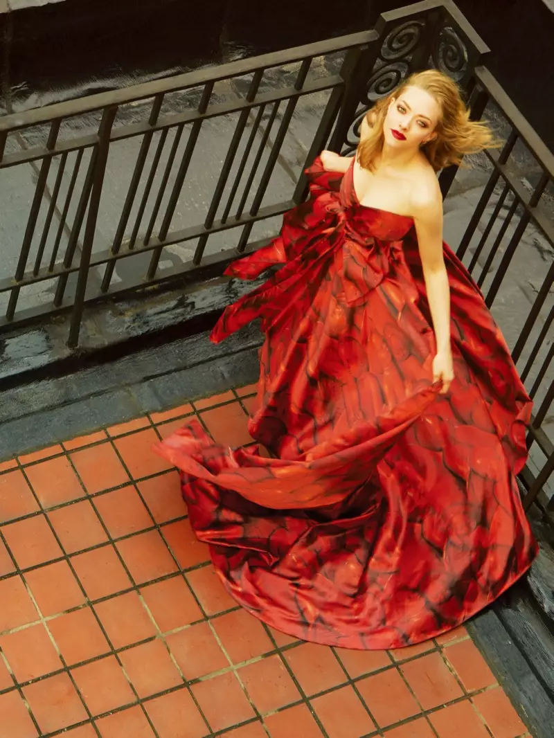 Amanda Seyfried luce un vestido rojo strapless de Gucci