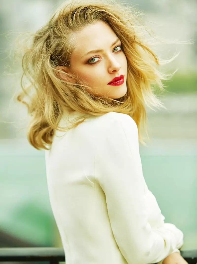 Amanda Seyfried di çakêtê Dior de dihejîne