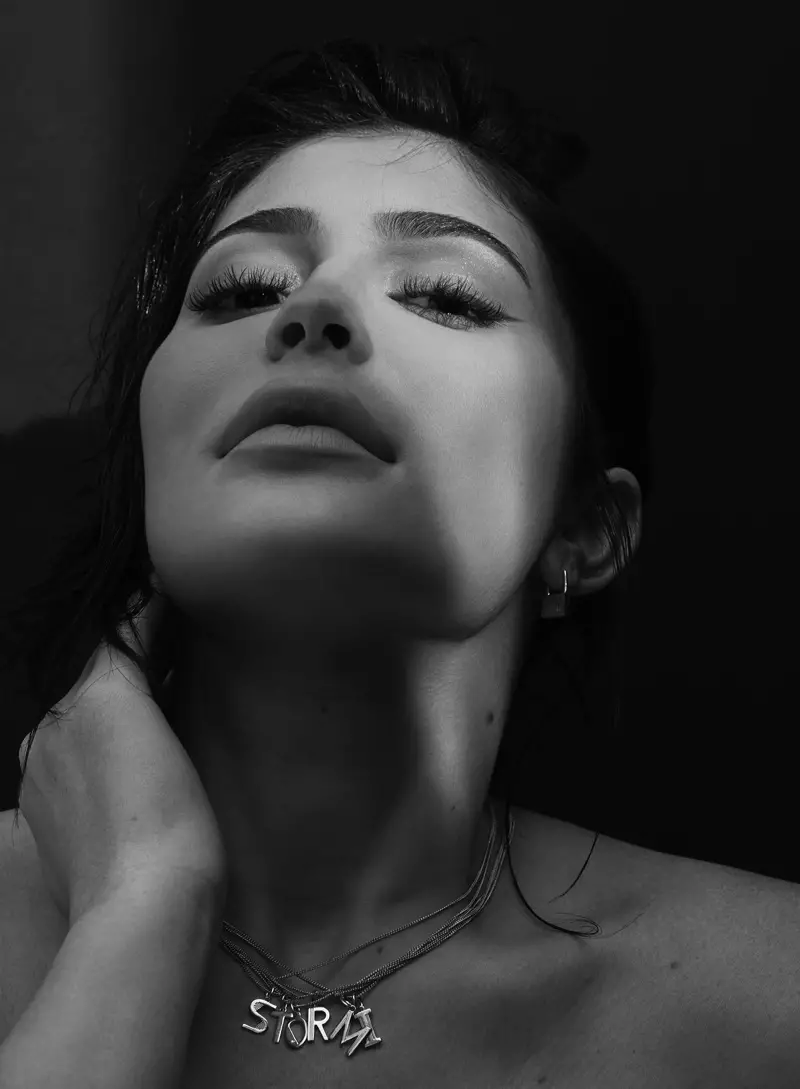 Nagi Sakai fotografuje Kylie Jenner v náhrdelníku Stormi
